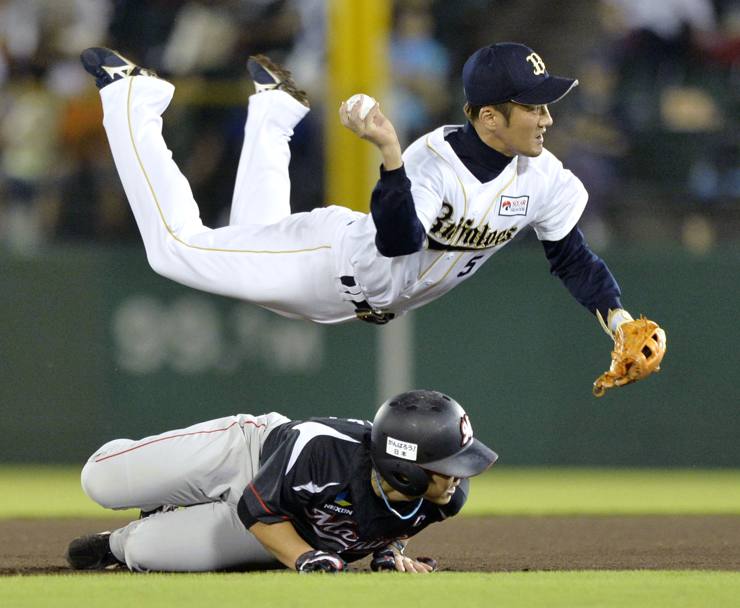 Il salto plastico di Keiichi Hirano degli Orix BlueWave (AP Photo/Kyodo News)